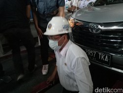 Aksi Menhub Keluar Masuk Kolong Pantau Uji KIR Taksi Online