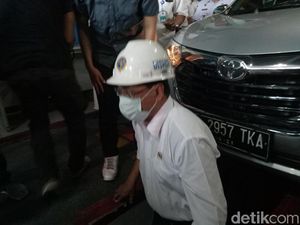 Aksi Menhub Keluar Masuk Kolong Pantau Uji KIR Taksi Online Aksi Menhub Keluar Masuk Kolong Pantau Uji KIR Taksi Online