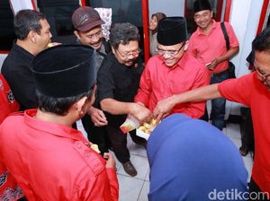 Anas Bagi-bagi Pia Glenmore Saat Blusukan, Ini Pesannya