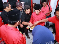 Anas Bagi-bagi Pia Glenmore Saat Blusukan, Ini Pesannya