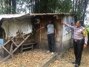 Tangis Kakek-Nenek yang Tinggal di Gubuk saat Dikunjungi Kapolres