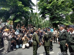 Warga Surabaya Berjubel Lihat Parade Juang 10 November
