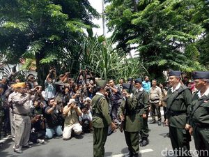Warga Surabaya Berjubel Lihat Parade Juang 10 November Warga Surabaya Berjubel Lihat Parade Juang 10 November