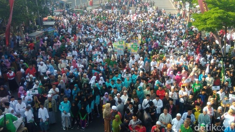 Kota Kediri Juga Gelar Jalan Sehat Bersarung