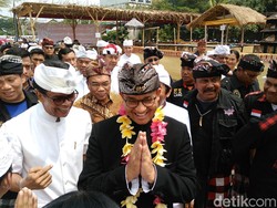 Resmikan Pura di Cilincing, Anies Pakai Baju Adat Bali
