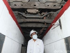 Foto: Menhub Tinjau Uji KIR Taksi Online