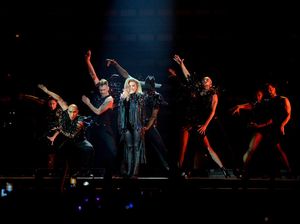 Penampilan Energik Lady Gaga di Joanne World Tour