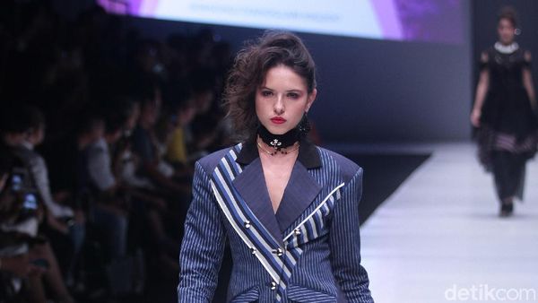 Foto: 12 Koleksi Terbaru Rinda Salmun Terinspirasi Gaya Nyentrik Madonna