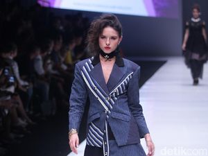 Foto: 12 Koleksi Terbaru Rinda Salmun Terinspirasi Gaya Nyentrik Madonna