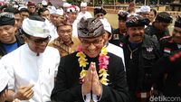 Gaya Gubernur Anies Pakai Baju Adat Bali