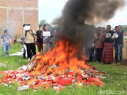 Protes Aturan Registrasi, Penjual Bakar Ribuan SIM Card di Kudus