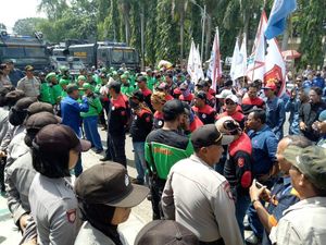 Ratusan Buruh di Cilegon Demo Minta Kenaikan UMK 10 Persen