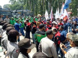 Ratusan Buruh di Cilegon Demo Minta Kenaikan UMK 10 Persen