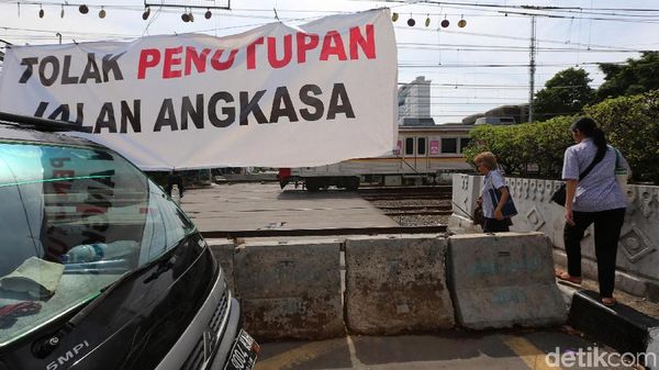 Perlintasan KA Ditutup Total, Warga Kemayoran Protes