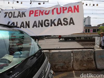 Perlintasan KA Ditutup Total, Warga Kemayoran Protes