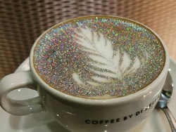 Wow! Cappuccino di Kafe Ini Bertabur Glitter Layaknya Lampu Disko