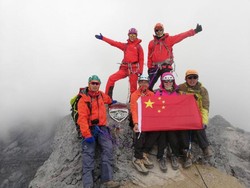 Saat Turis China Mendaki Puncak Tertinggi Indonesia