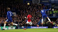 Alvaro Morata menanduk bola yang berbuah gol ke gawang Manchester United di menit ke-55. John Sibley/Reuters.