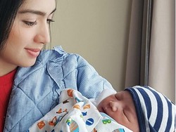 Lewat Postingan Ini, Angel Karamoy Kenalkan Nama Anak Kezia Karamoy