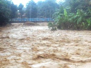 Tanggul Sungai Cisolok Sukabumi Jebol, Rumah Warga Tergenang Lumpur