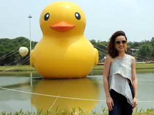 Wow, Ada Bebek Raksasa di Meikarta