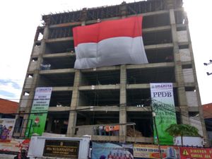 Sekolah Ini Peringati Hari Pahlawan dengan Bendera Raksasa