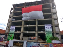 Sekolah Ini Peringati Hari Pahlawan dengan Bendera Raksasa