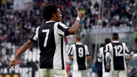 Untuk laga lawan Benevento, para pemain Juventus tampil dengan mengenakan jersey spesial. Jersey bernuansa jadul dengan setrip hitam-putih khas Bianconeri itu bersih dari logo sponsor utama maupun nama pemain. (Foto: Tullio M. Puglia/Getty Images)
