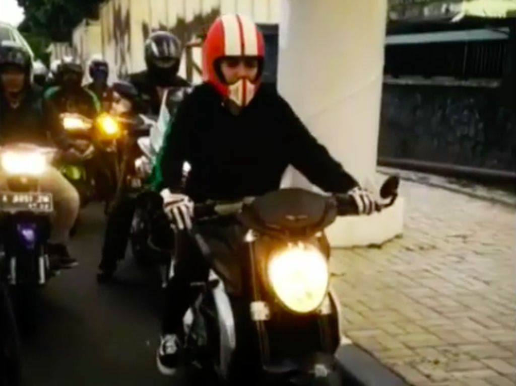 Nikita Mirzani Tampil Menawan Bersama MV Agusta Brutale Nikita Mirzani Tampil Menawan Bersama MV Agusta Brutale