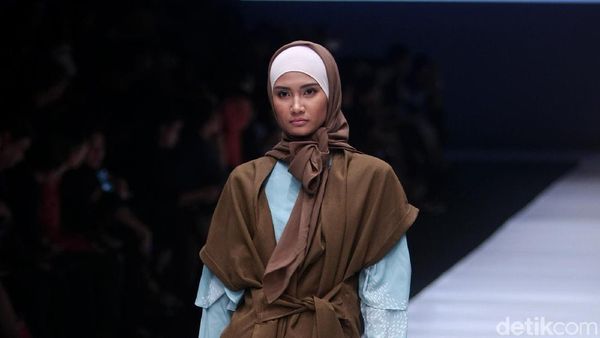 Foto: Bergaya Layering dengan 12 Koleksi Busana Muslim KAMI