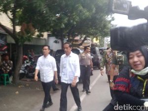 Dari Rumah, Jokowi Jalan Kaki Cek Gedung Pernikahan Kahiyang