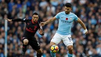 Laga pun dimulai. Di awal pertandingan, City langsung mendapatkan peluang bagus dari serangan balik. Tapi sepakan Sergio Aguero melebar. (Foto: Phil Noble/ REUTERS)