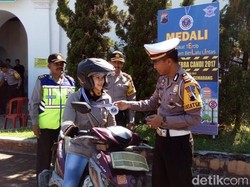 Operasi Zebra, Pengendara Tertib di Semarang Dapat Medali dari Polisi
