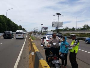 Salah Jalan, Pemotor Ini Nyelonong Masuk ke Tol Bandara