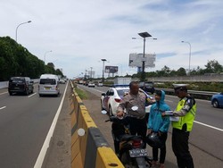 Salah Jalan, Pemotor Ini Nyelonong Masuk ke Tol Bandara