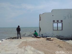 Geliat Warga Karawang Memancing di Puing Desa Abrasi