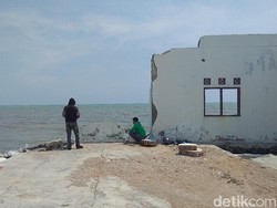 Geliat Warga Karawang Memancing di Puing Desa Abrasi