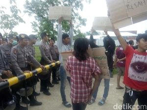 Warga Lamongan Demo Pabrik Furniture Tuntut Dipekerjakan