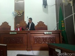 KPK Belum Siap, Praperadilan Walkota Batu Nonaktif Ditunda