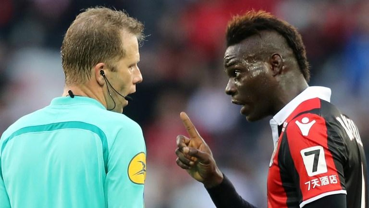 Mario Balotelli mendebat keputusan wasit (Foto: VALERY HACHE/AFP PHOTO)