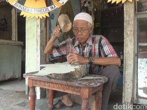 Tangan Terampil Mbah Parto, Bikin Wayang dari Karpet Talang