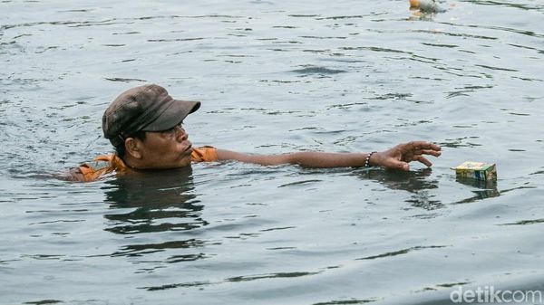 Begini Perjuangan Pasukan Oranye Bersihkan Sungai di Jakarta