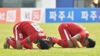 Indonesia tertinggal 1-2 dari Malaysia di babak pertama. Hanis Saghara pencetak gol Indonesia. Sementara Malaysia bikin gol lewat Muhammad Hadi Fayyadh dan Muhammad Akhyar Abdul Rasyid. (Foto: Kim Doo-hoo/AFP)