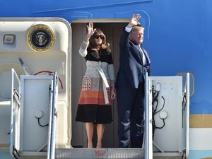 Melania Trump Pakai Coat Fendi Rp 65 Juta Saat Tiba di Jepang