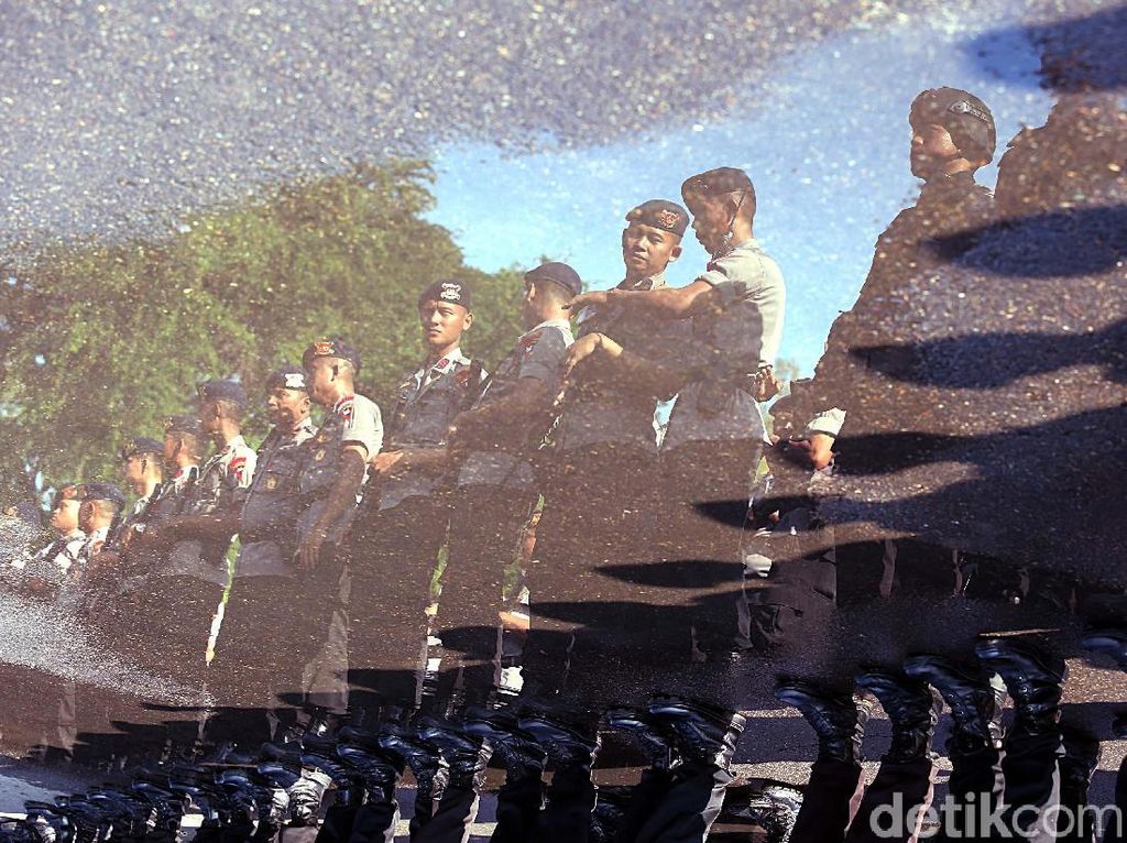 Foto: Ribuan Polisi Gelar Apel Jelang Pernikahan Kahiyang-Bobby Foto: Ribuan Polisi Gelar Apel Jelang Pernikahan Kahiyang-Bobby