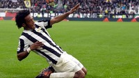 Juan Cuadrado mengantongi gaji 4 juta euro per tahun, sama seperti Wojciech Szczesny. Namun, Cuadrado cuma terikat kontrak sampai 2020. (Foto: Tullio M. Puglia/Getty Images)