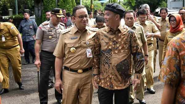 Foto: Anies-Sandi Akrab Dengan Ketua DPRD DKI, Kapolda Metro Selfie