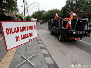 Jelang Pernikahan Kahiyang, Dilarang Parkir di Sekitar Graha Saba Buana Jelang Pernikahan Kahiyang, Dilarang Parkir di Sekitar Graha Saba Buana