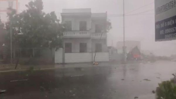 Foto: Begini Dahsyatnya Topan Damrey yang Terjang Vietnam
