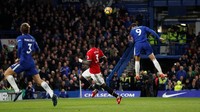 Alvaro Morata (depan), Chelsea. Morata mengakhiri puasa golnya untuk Chelsea dengan mencetak gol tunggal kemenangan Chelsea atas MU. Ia juga 10 kali membuat sentuhan terhadap bola di kotak penalti MU. (Foto: John Sibley/Action Images via Reuters)